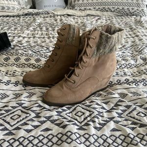 Boots with wedge